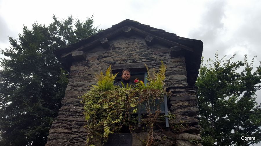 בית פיצי מעל נחל בעיירה Ambelside  